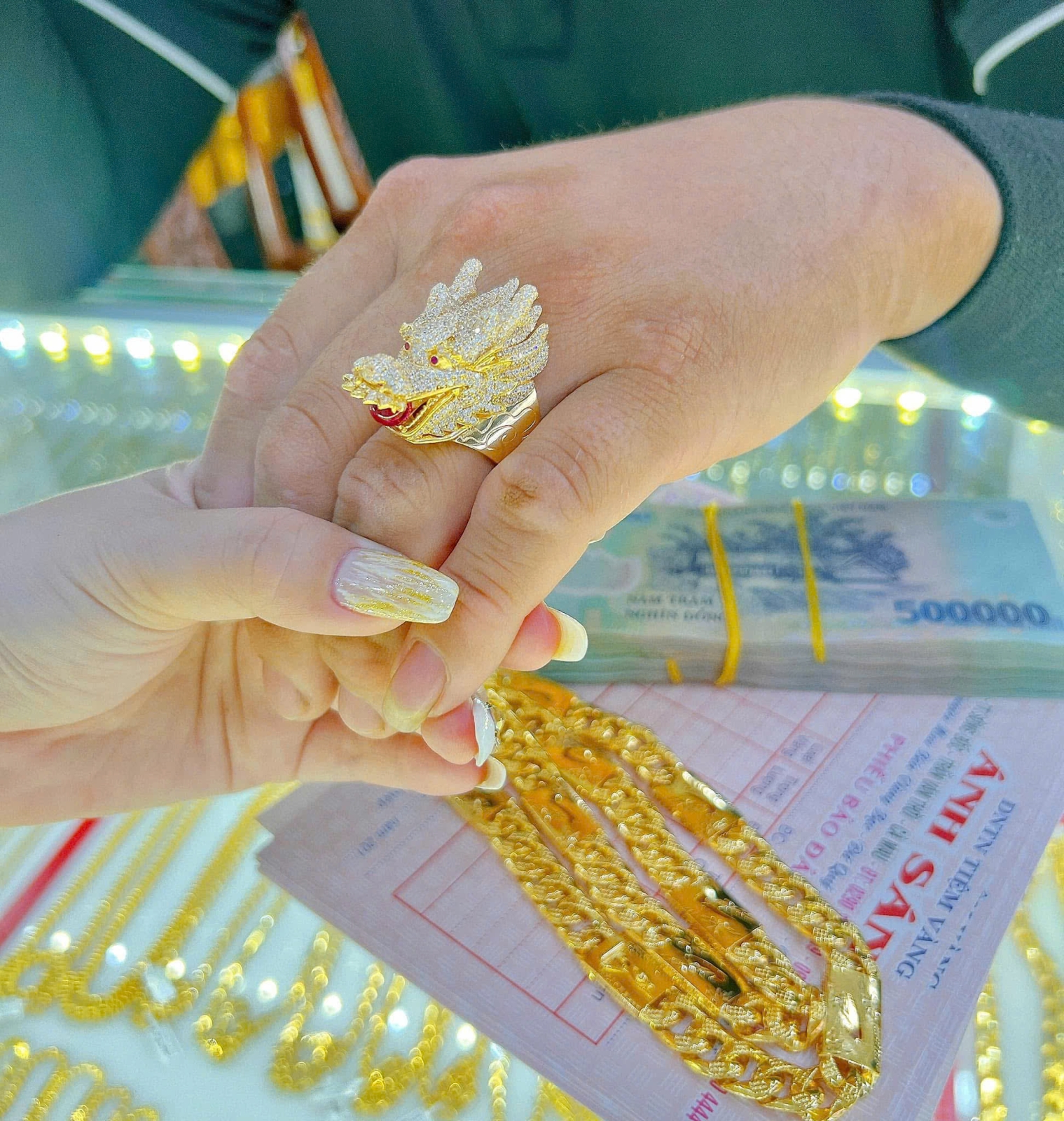 Khoảnh khắc trao tay trang sức quý giá