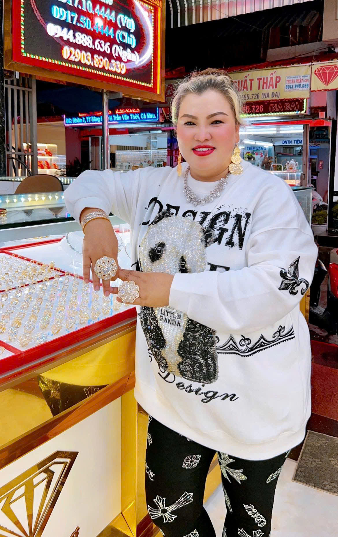 Khách hàng nhận ưu đãi tại Tiệm Vàng Ánh Sáng