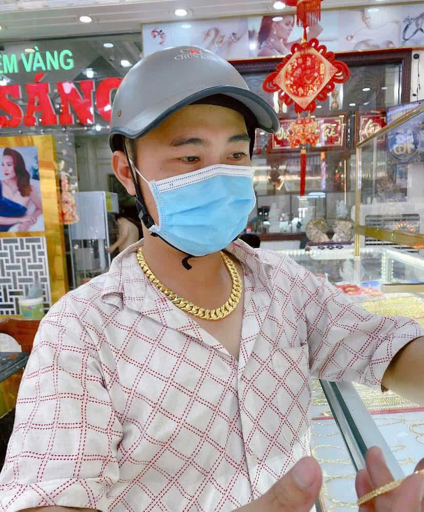 Hình ảnh khách hàng thân thiết tại tiệm