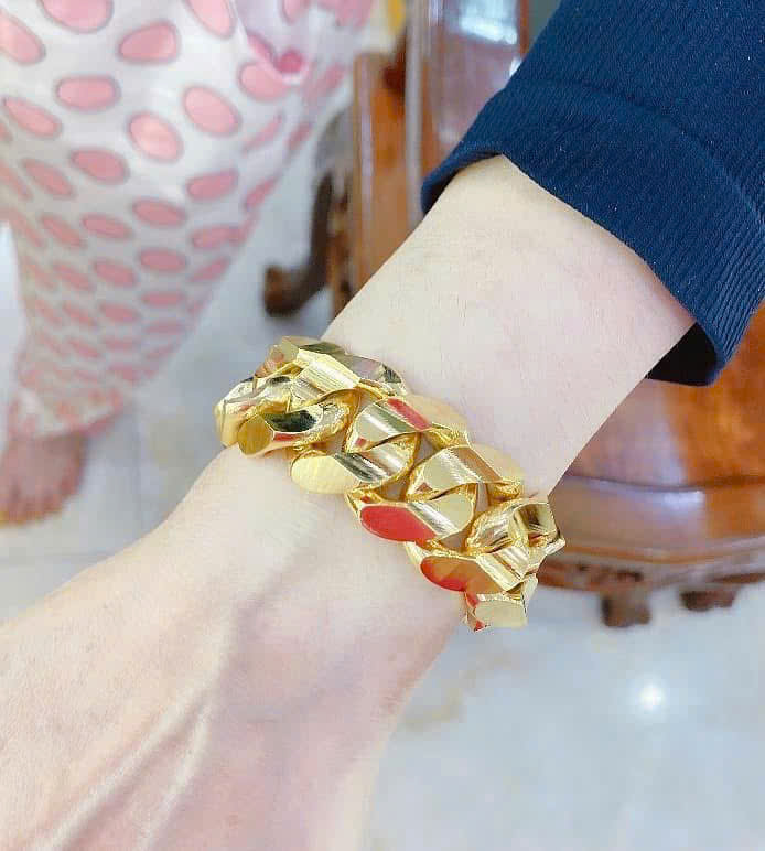 Khách hàng kiểm tra chất lượng vòng trang sức 